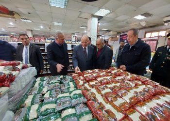 بالصور.. جولة مفاجئة لمحافظ القاهرة على المجمعات الإستهلاكية والأسواق والمخابز