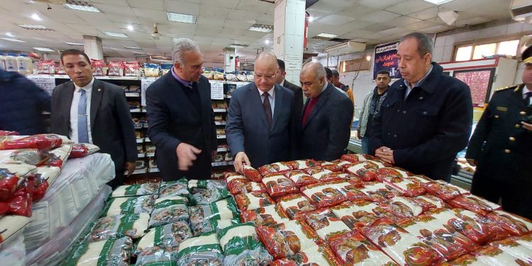 بالصور.. جولة مفاجئة لمحافظ القاهرة على المجمعات الإستهلاكية والأسواق والمخابز