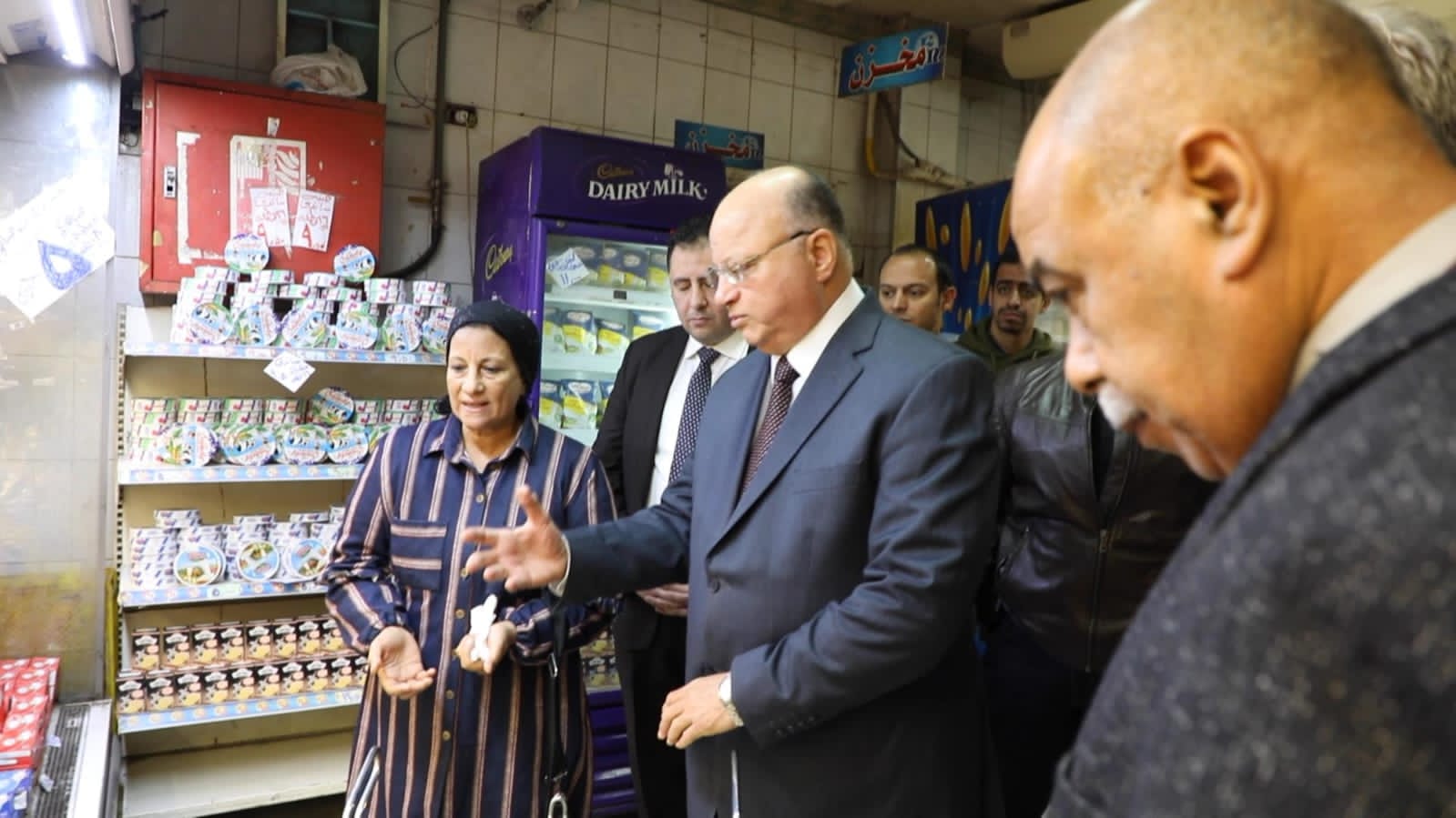 جولة مفاجئة لمحافظ القاهرة على المجمعات الإستهلاكية والأسواق والمخابز