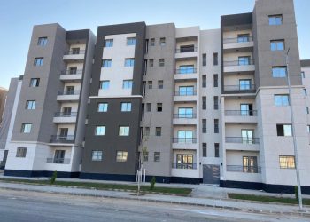 وزير الإسكان يستعرض الموقف التنفيذي للمشروعات السكنية والمرافق بمدينة  “العبور الجديدة”