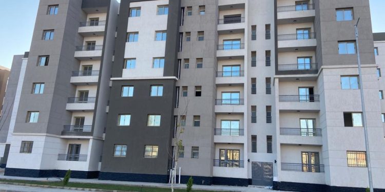 وزير الإسكان يستعرض الموقف التنفيذي للمشروعات السكنية والمرافق بمدينة  “العبور الجديدة”