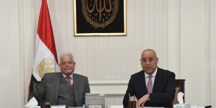 وزير الإسكان ومحافظ جنوب سيناء يتابعان المشروعات المشتركة فى مجالات الإسكان ومياه الشرب.. باستثمارات 7 مليارات جنيه