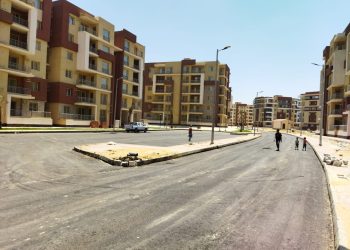 وزير الإسكان يتابع ما يتم تنفيذه من مشروعات بالقطاعات المختلفة بمدينة 6 أكتوبر