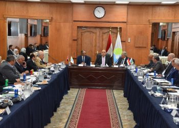 وزير الإسكان يترأس اجتماع اللجنة التنسيقية العليا لشركات مياه الشرب والصرف الصحى