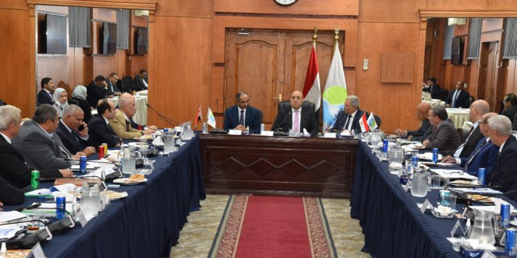 وزير الإسكان يترأس اجتماع اللجنة التنسيقية العليا لشركات مياه الشرب والصرف الصحى