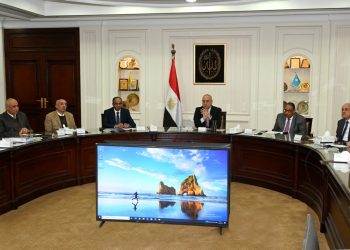 وزير الإسكان يتابع العمل بقطاع مرافق مياه الشرب والصرف الصحى.. وموقف تنفيذ مشروعات مبادرة “حياة كريمة” بخطة 22-27