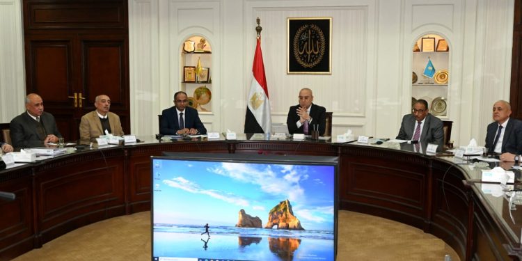 وزير الإسكان يتابع العمل بقطاع مرافق مياه الشرب والصرف الصحى.. وموقف تنفيذ مشروعات مبادرة “حياة كريمة” بخطة 22-27