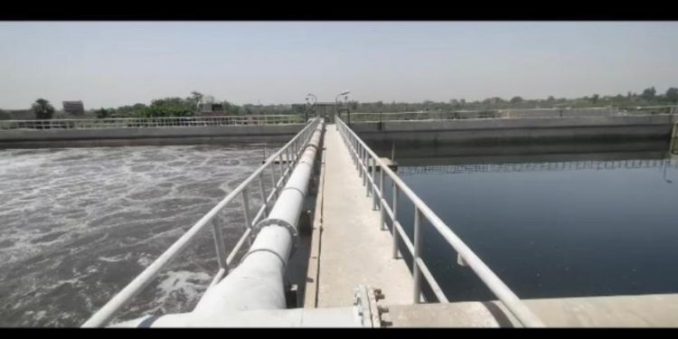 وزير الإسكان يتابع مع رئيس “القابضة للمياه” موقف مشروعات مياه الشرب والصرف الصحى بالمنوفية خلال 2022