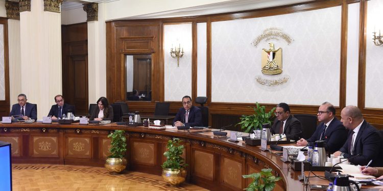 رئيس الوزراء يتابع خطة الحكومة لتعزيز الاستثمارات في سوق الأوراق المالية
