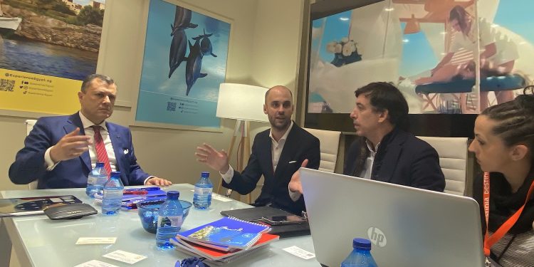 وزير السياحة والآثار يستهل لقاءاته خلال تواجده بمدريد بلقاء عدد من مسئولي الشركات السياحية في إسبانيا.. وزيادة 25% فى مستهدفات أعداد السائحين