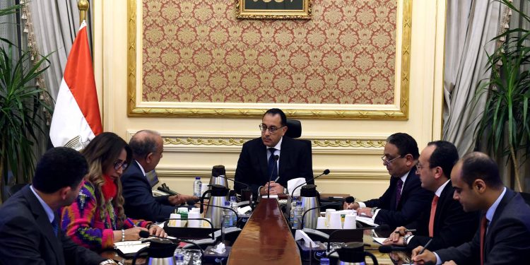 رئيس الوزراء يتابع مع وزير قطاع الأعمال العام عددا من الملفات الهامة