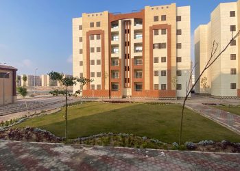 صيانة المسطحات الخضراء بوحدات “سكن كل المصريين” وتنفيذ مركز طبي ومخبز وسجل مدني بالعبور الجديدة فى منطقة 2600 فدان