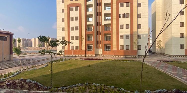 صيانة المسطحات الخضراء بوحدات “سكن كل المصريين” وتنفيذ مركز طبي ومخبز وسجل مدني بالعبور الجديدة فى منطقة 2600 فدان