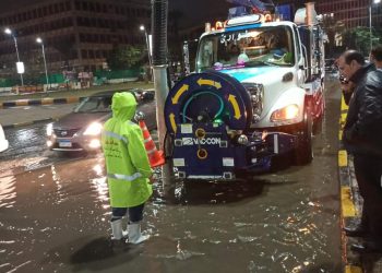 أمطار غزيرة فى القاهرة الكبرى وسط جهود عمال شركات الصرف الصحى لسحب الأمطار