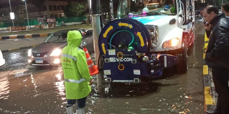 أمطار غزيرة فى القاهرة الكبرى وسط جهود عمال شركات الصرف الصحى لسحب الأمطار