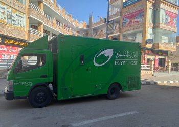 اليوم الدفع بسيارة بريد متنقلة أمام مشروع الإسكان الاجتماعي 247 لخدمة ثلاث مناطق بحدائق اكتوبر