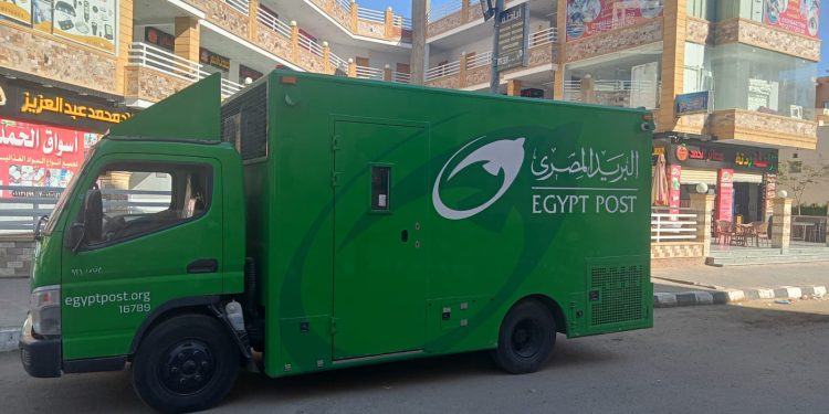 اليوم الدفع بسيارة بريد متنقلة أمام مشروع الإسكان الاجتماعي 247 لخدمة ثلاث مناطق بحدائق اكتوبر