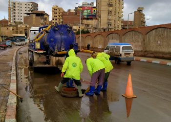 رئيس مياه البحيرة يتابع عمليات سحب تجمعات مياه الأمطار