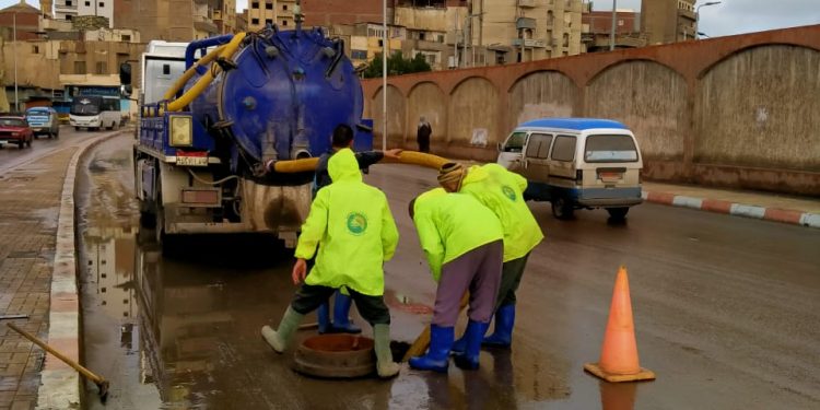 رئيس مياه البحيرة يتابع عمليات سحب تجمعات مياه الأمطار