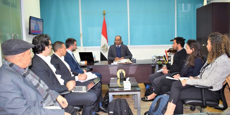 نائب وزير الإسكان يتابع مع ممثلي البنك الأوروبي لإعادة الإعمار والتنمية المشروعات الجارية والمخطط تنفيذها بقطاع المياه والصرف