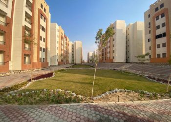 وزير الإسكان يتابع الموقف التنفيذى للمشروعات السكنية والطرق بمدينة العبور الجديدة