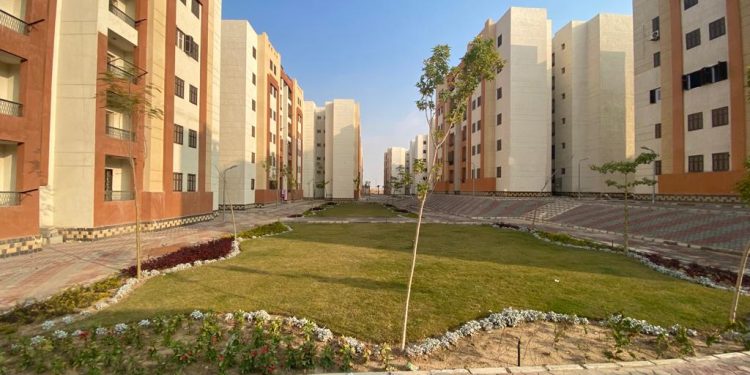 وزير الإسكان يتابع الموقف التنفيذى للمشروعات السكنية والطرق بمدينة العبور الجديدة