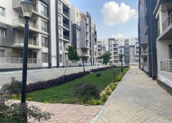 وزير الإسكان يتابع ما يتم تنفيذه من مشروعات بمدينة القاهرة الجديدة