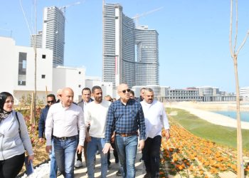 وزير الإسكان يتفقد الأعمال المختلفة بمشروعى الكمبوند السكنى الترفيهي التجاري الإداري “مزارين”، والمدينة التراثية بـ”العلمين الجديدة”