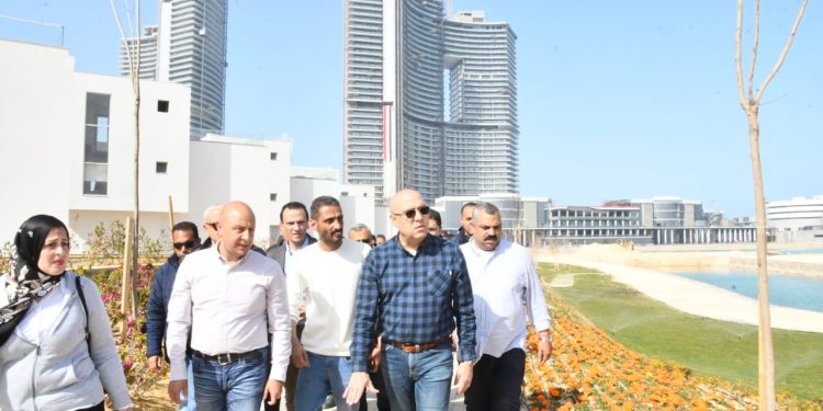 وزير الإسكان يتفقد الأعمال المختلفة بمشروعى الكمبوند السكنى الترفيهي التجاري الإداري “مزارين”، والمدينة التراثية بـ”العلمين الجديدة”