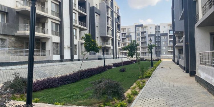 وزير الإسكان يتابع ما يتم تنفيذه من مشروعات بمدينة القاهرة الجديدة