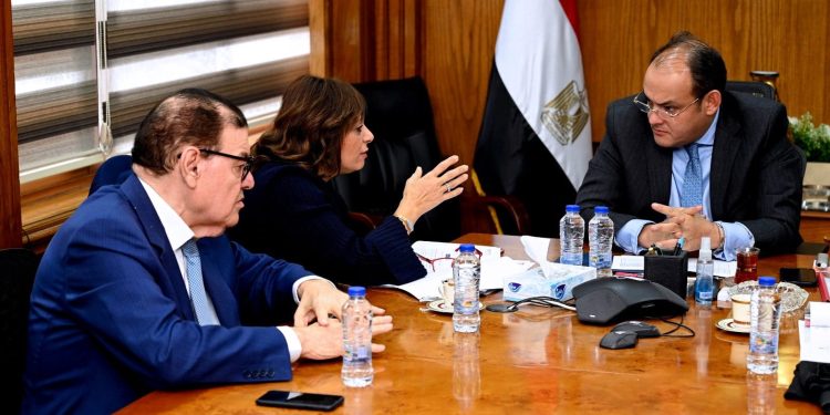 وزير التجارة والصناعة يبحث مع رؤساء المجالس التصديرية للغزل والنسيج والاثاث والصناعات الطبية سبل زيادة معدلات التصدير وفتح أسواق جديدة خلال 2023