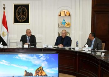 وزير الإسكان يتابع تنفيذ منطقة الأعمال المركزية بالعاصمة الإدارية الجديدة.. و”الداون تاون” بالعلمين الجديدة