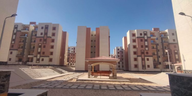 وزير الإسكان يتابع ما يتم تنفيذه من مشروعات بمدينة غرب قنا الجديدة على مساحة 9 آلاف فدان