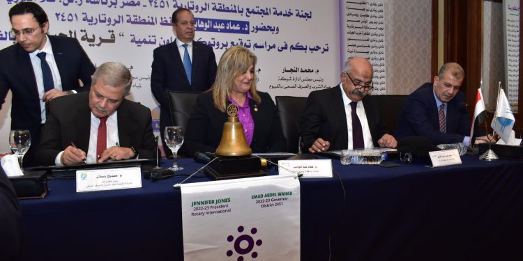 رئيس “القابضة للمياه” يشهد توقيع بروتوكول تعاون بين الاتحاد النوعى للأندية الروتارية وشركة مياه الفيوم لتوصيل المياه لـ285 أسرة بمركز إطسا