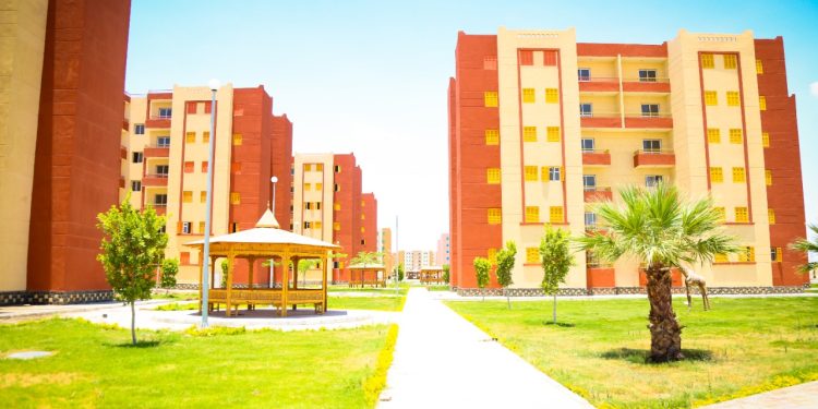 وزير الإسكان يتابع ما يتم تنفيذه من مشروعات بمدينة قنا الجديدة.. على مساحة 29485 فدان