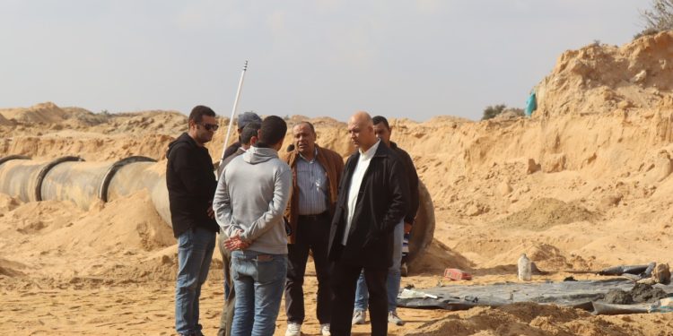 رئيس جهاز ” العاشر من رمضان ” يتفقد محطات رفع مياه الشرب والصرف الصحي الجارية لخدمة التوسعات العمرانية