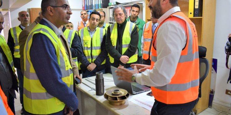 نائب وزير الإسكان يزور مصنعين لإنتاج المهمات المطلوبة لتنفيذ مشروعات مياه الشرب والصرف الصحي