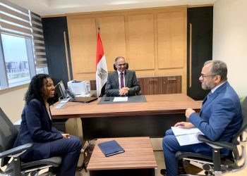 نائب وزير الإسكان وبعثة البنك الدولي يستعرضان التجربة المصرية في تنفيذ آليات التمويل مقابل النتائج