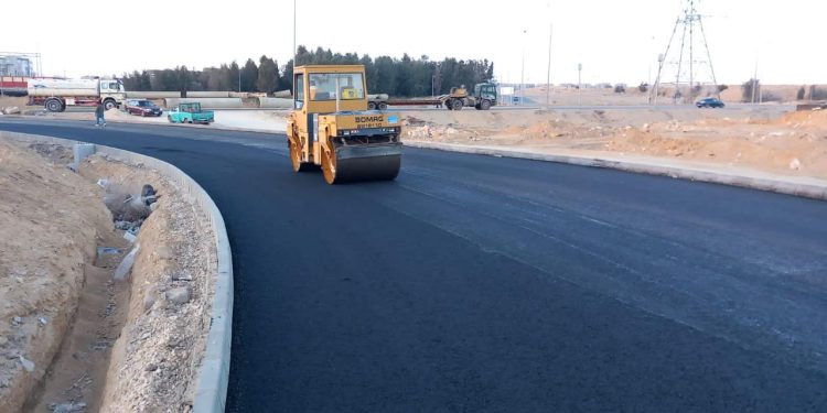 رئيس جهاز القاهرة الجديدة يتفقد محاور الطرق وأعمال المرافق بالمدينة.. ومحور جديد بطول 1.8 كم