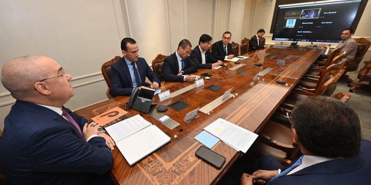 وزير الإسكان يتابع مع مدير "cscec" الصينية الموقف التنفيذي لمشروع منطقة الأعمال المركزية بالعاصمة الإدارية الجديدة