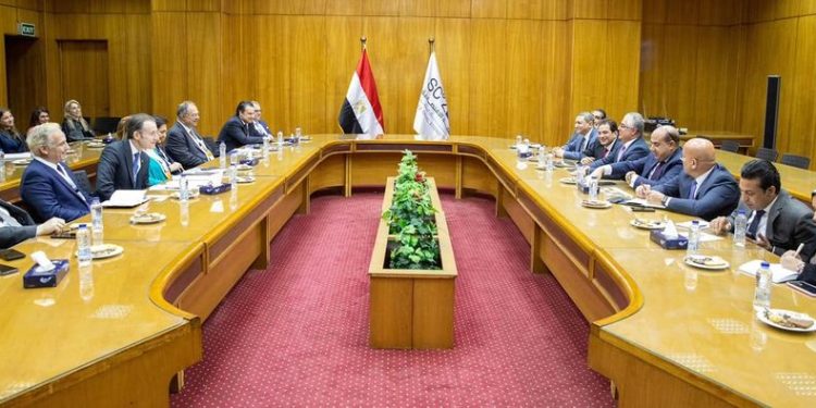 اقتصادية قناة السويس تناقش سبل التعاون مع غرفة التجارة الأمريكية اليونانية