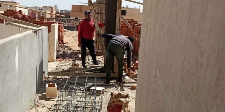 جهاز مدينة بدر يشن حملة لإزالة مخالفات بناء بقطعتي أرض بالمدينة.. ويصادر المواد المستخدمة