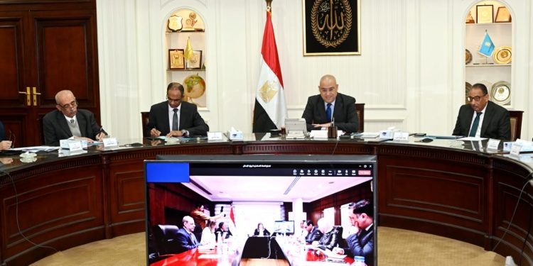 وزيرا الإسكان والتخطيط يناقشان مقترح الخطة الاستثمارية لوزارة الإسكان للعام المالى 2024/2023