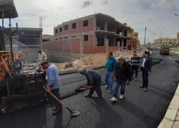 رئيس جهاز " الشروق" يتابع رصف الطرق الداخلية بالحي الثالث