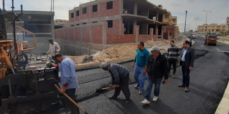 رئيس جهاز " الشروق" يتابع رصف الطرق الداخلية بالحي الثالث