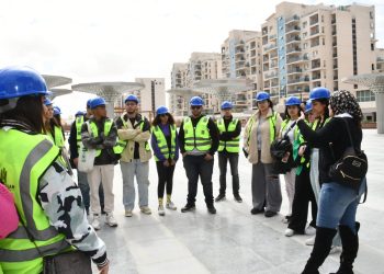 الإسكان تنظم زيارة موسعة لطلاب الجامعة الألمانية بالقاهرة إلى مدينة العلمين الجديدة