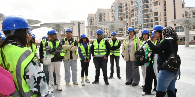 الإسكان تنظم زيارة موسعة لطلاب الجامعة الألمانية بالقاهرة إلى مدينة العلمين الجديدة