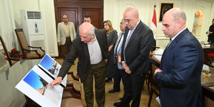 وزير الإسكان يستعرض التصميمات الداخلية للفنادق والنزل البيئى بمشروع تطوير موقع التجلى الأعظم