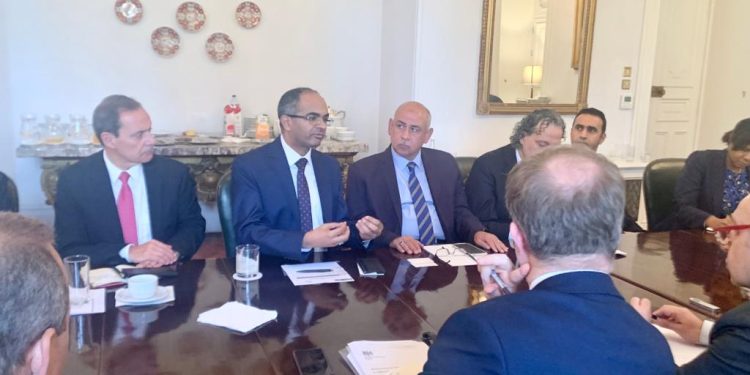 نائب وزير الإسكان يلتقي السفير البريطانى بالقاهرة وبعثة الوفد التجاري لاستعراض أوجه التعاون والشراكة في قطاع المياه والصرف الصحى