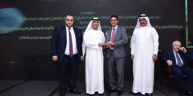 «استثمارات الإماراتية» تكرم حميد الرجوي بوسام فارس الإنجاز في قطاع العقارات في الشرق الأوسط